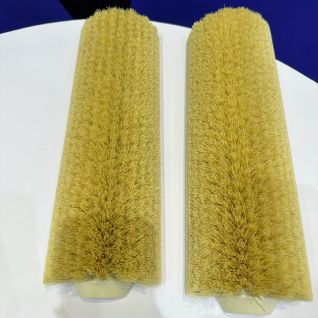 Combing cleaning brush 